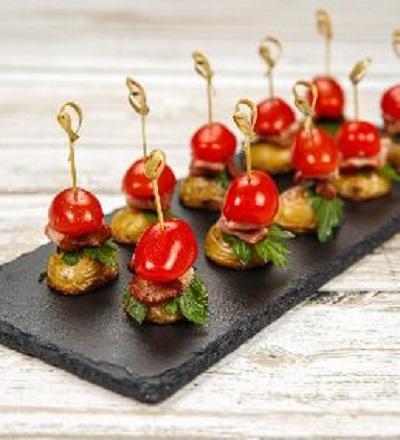 Канапе из картофеля и бекона