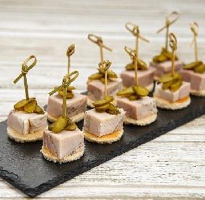Канапе с бужениной и корнишонами