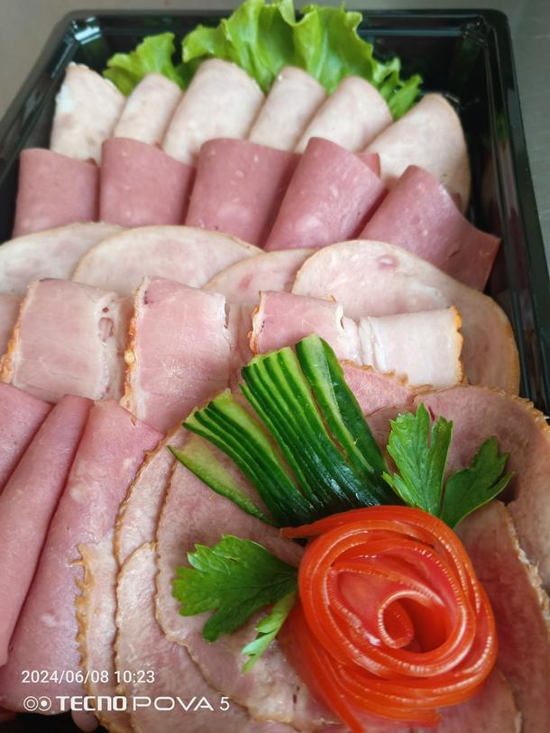 Ассорти мясных копченостей