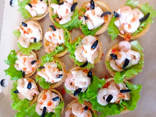 Тарталетка с муссом из морепродуктов и креветками на гриле
