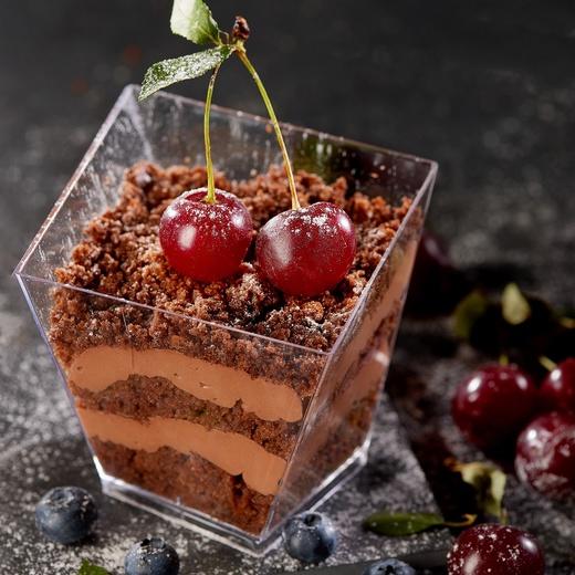 Десерт шоколадный Брауни с вишней