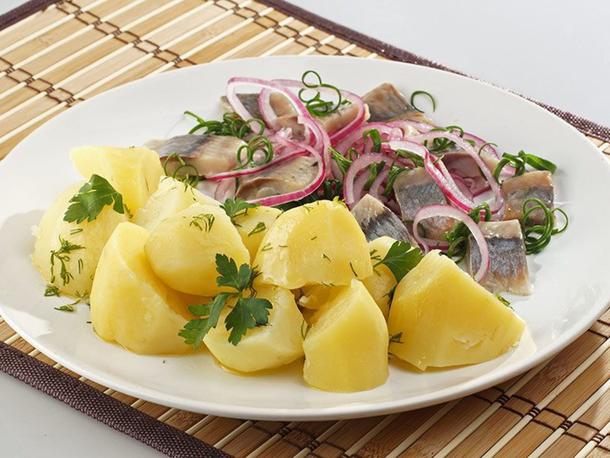 Селедочка с/сол с отварным картофелем и маринованым луком