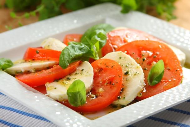 Капрезе (Микс-салат с сыром моцарелла и томатами,  лист салата,  с соусом песто)