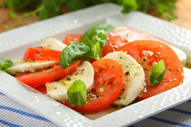 Капрезе (Микс-салат с сыром моцарелла и томатами, лист салата, с соусом песто) Капрезе (Микс-салат с сыром моцарелла и томатами, лист салата, с соусом песто)