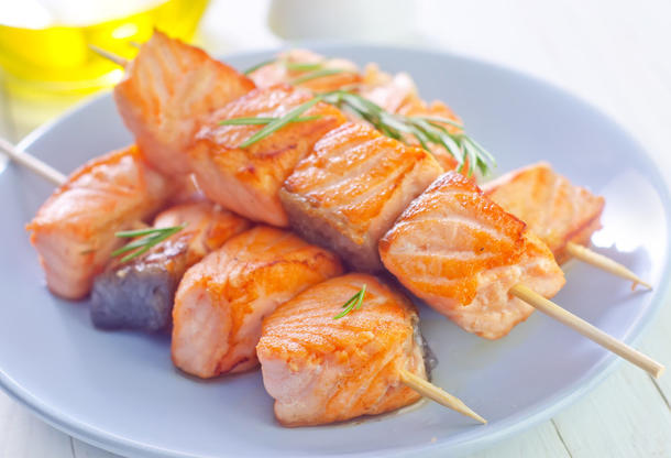 Шашлычок из лосося с лаймом и сливочно-лимонным соусом Шашлычок из лосося с лаймом и сливочно-лимонным соусом