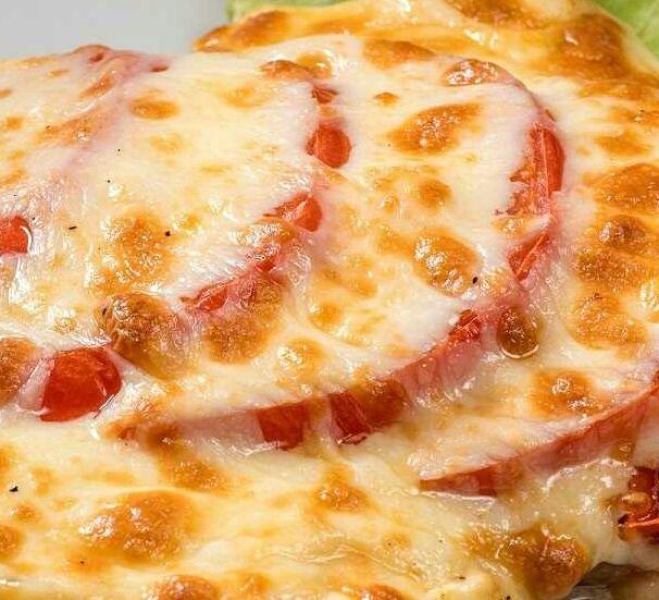 Свиная отбивная с помидоркой под сыром Свиная отбивная с помидоркой под сыром