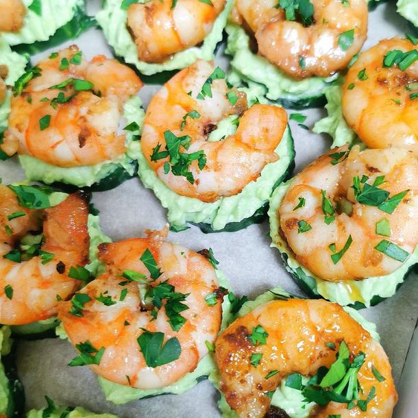 Канапе с креветкой и соусом гуакамолле на свежем огурце Канапе с креветкой и соусом гуакамолле на свежем огурце