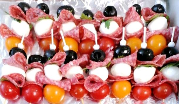 Канапе салями, с моцареллой, черри и маслинами Канапе салями, с моцареллой, черри и маслинами