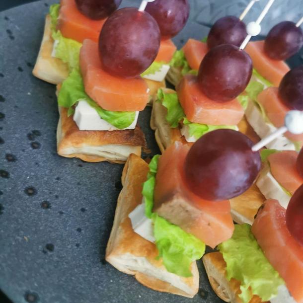 Канапе с лососем, сыром фета и виноградом на подушке из слоеного теста Канапе с лососем, сыром фета и виноградом на подушке из слоеного теста