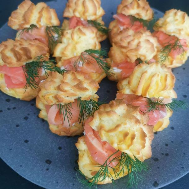 Профитроли с творожным сыром и лососем Профитроли с творожным сыром и лососем