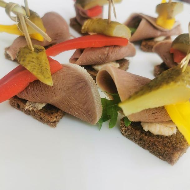 Канапе с говяжьим языком, корнишоном и болгарским перцем на бородинском хлебе