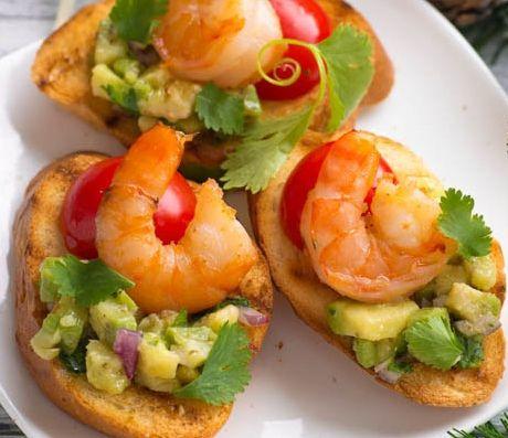 Мини брускетта с авокадо, креветкой и черри