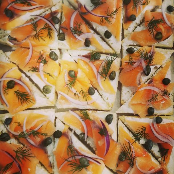 Брускетта с лососем, творожным сыром и каперсами Брускетта с лососем, творожным сыром и каперсами