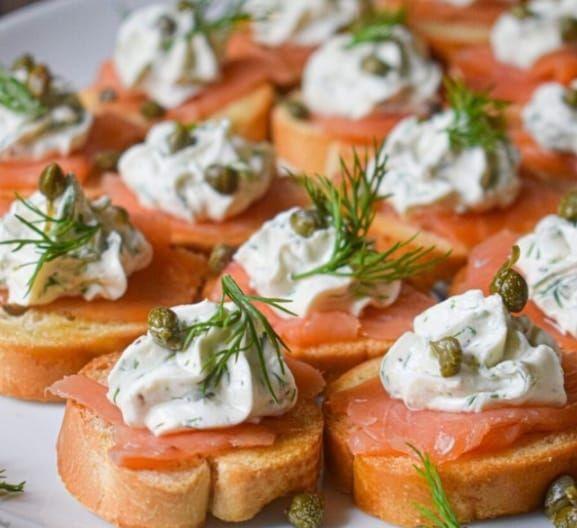 Мини брускетта с лососем и творожным сыром