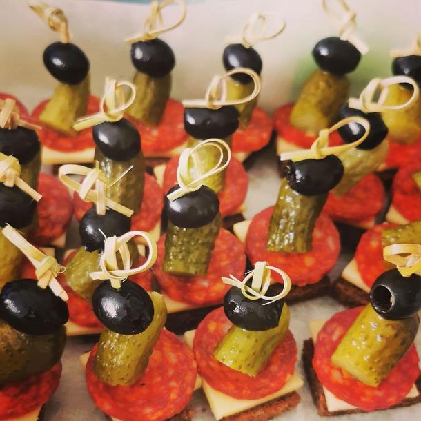 Канапе пепперони с сыром гауда и корнишоном на бородинском хлебе Канапе пепперони с сыром гауда и корнишоном на бородинском хлебе