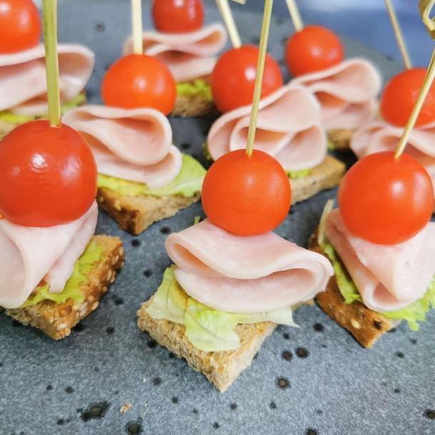 Канапе с ветчиной и черри Канапе с ветчиной и черри
