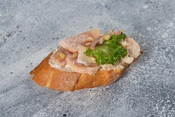 Брускетта с курицей
