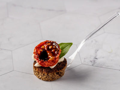 Тост хлебе с запеченными черри