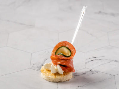 Тост с салями и свежим огурцом