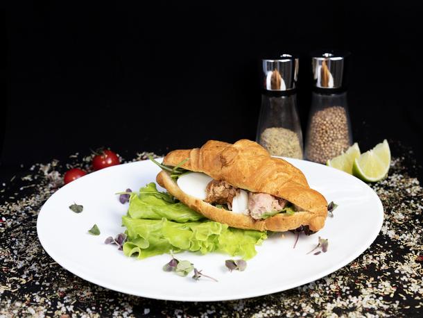 Круассан с тунцом, яйцом, огурчиком, рукколой Круассан с тунцом, яйцом, огурчиком, рукколой
