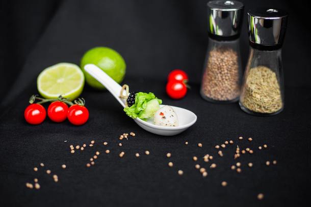 Канапе с ежевикой, огурчиком, моцареллой и листом салата
