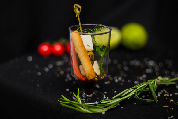 Канапе в шоте с оливками, фетой, хлебной палочкой и печеным перчиком