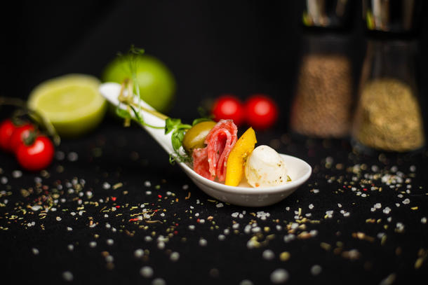 Канапе с моцареллой, салями, перчиком и оливкой