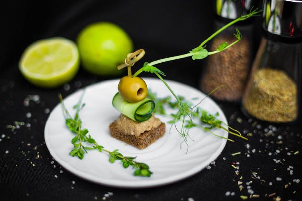 Канапе с печенью трески, огурчиком и оливкой