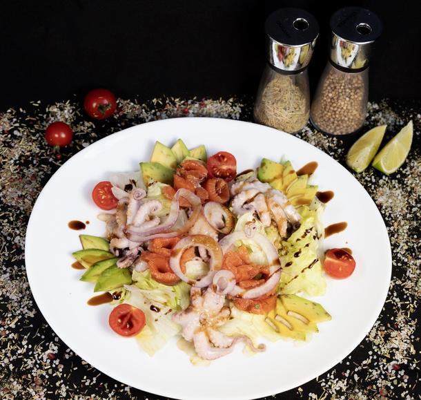 Салат с морепродуктами и авокадо