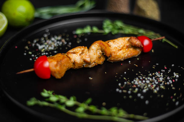 Мини-шашлычок из курицы с томатами черри
