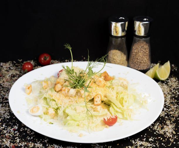 Салат цезарь с курицей Салат цезарь с курицей