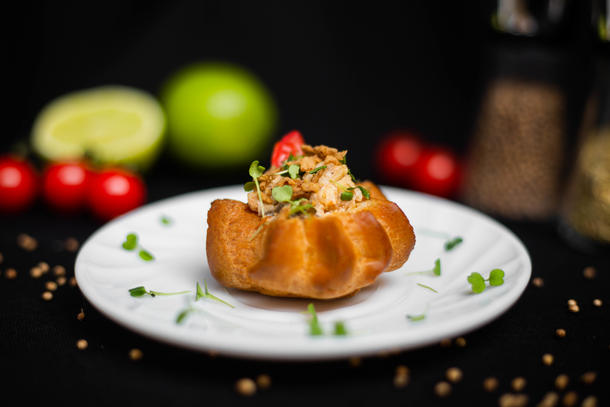 Профитроли с куриным муссом, черри и шампиньонами