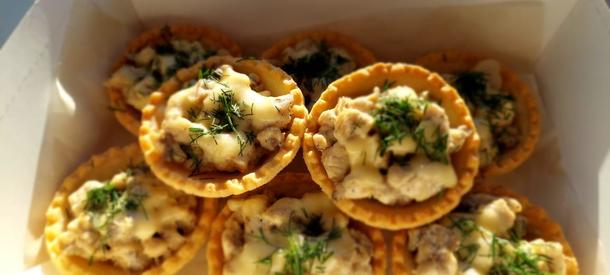 Тарталетка с жульеном из курицы и грибов