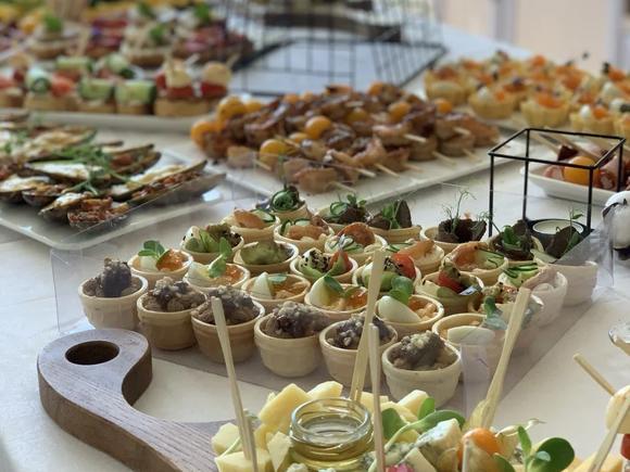 Фуршетный сет премиум с горячими закусками на 20 персон в Тюмени