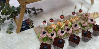 Доставка блюд и напитков на 3 персоны