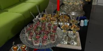 Аппетитный фуршетный сет с горячими закусками с десертами на 16-20 персон на 20 персон